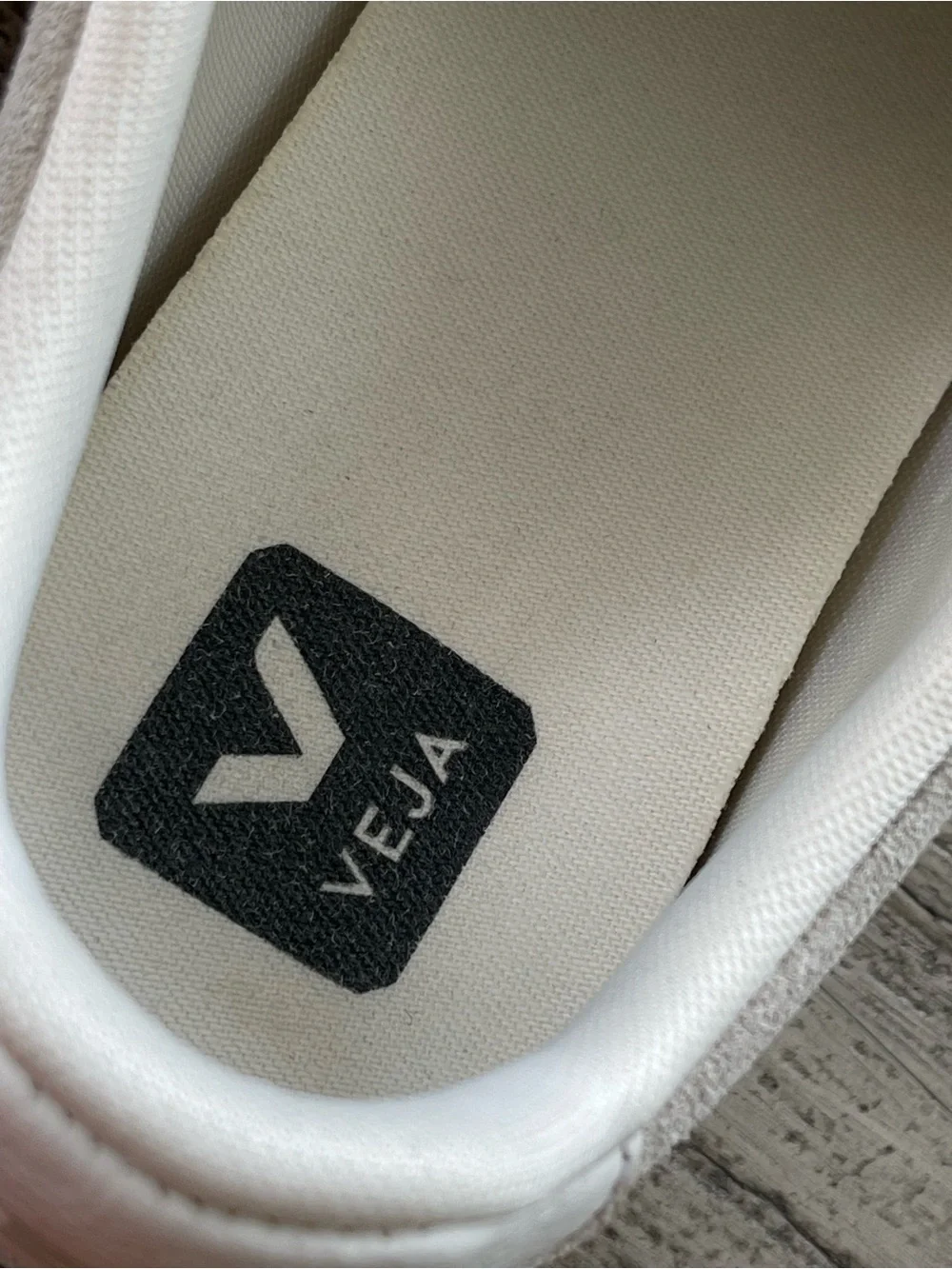 Veja Suede Low-Top Sneakers in Light Gray and Off-White Leather Womens Size 5
